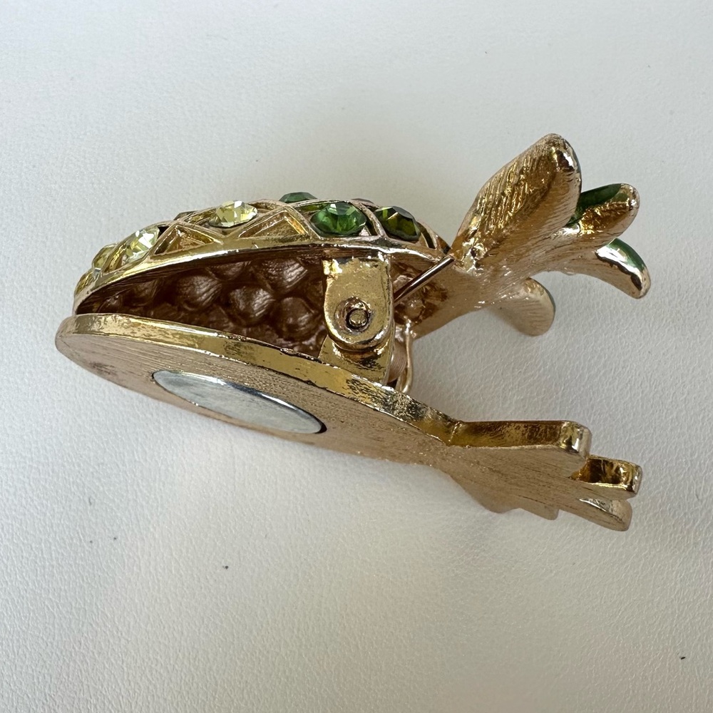 Pineapple Gold Tone Rhinestone Magnet Clip - Picture 5 of 8